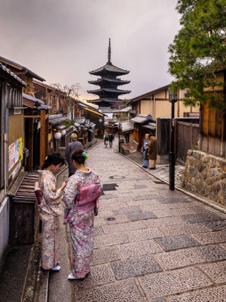 Women-in-Kimono-Yasaka-Pagoda-Higashiyama-District