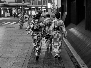 Women-wearing-Kimono-Gion-Kyoto-Japan