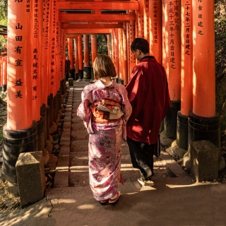 Young-couple-dressed-in-Kimono-Fushimi-Inari-Shrine-Kyoto-Japan