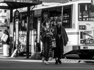 Young-couple-walking-in-Kimono-Kyoto-Japan
