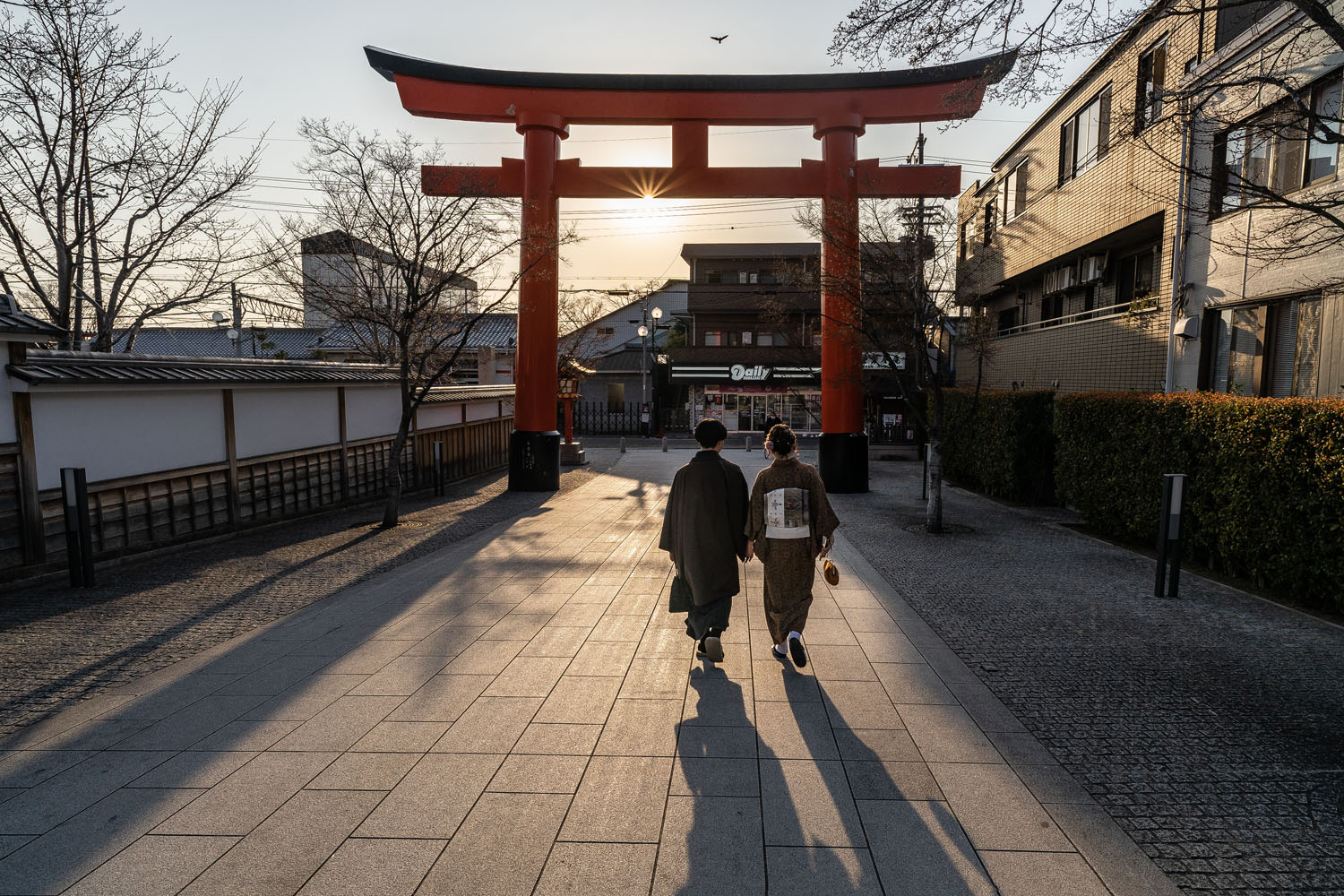 Young-couple-leaving-Fushimi-Inari-Shrine-Kyoto-Japan